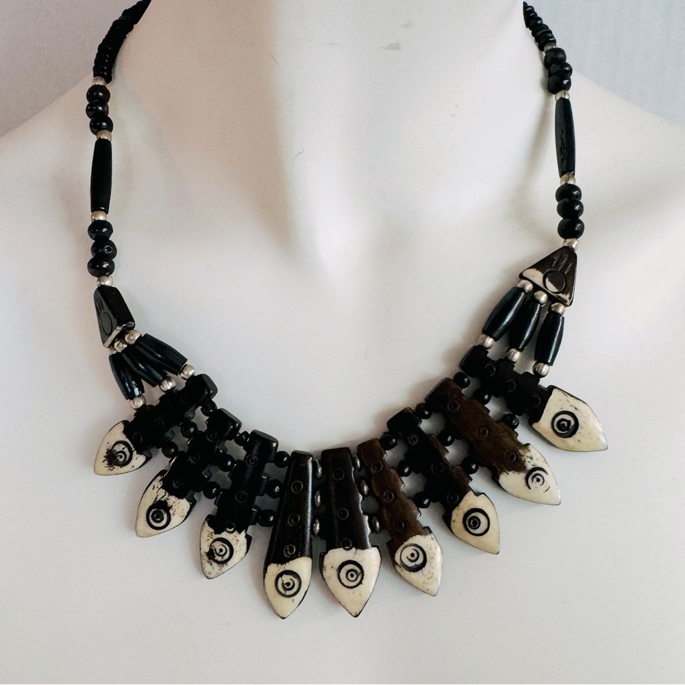 Vtg Boho Chic handmade Tribal dark brown wood bead necklace.